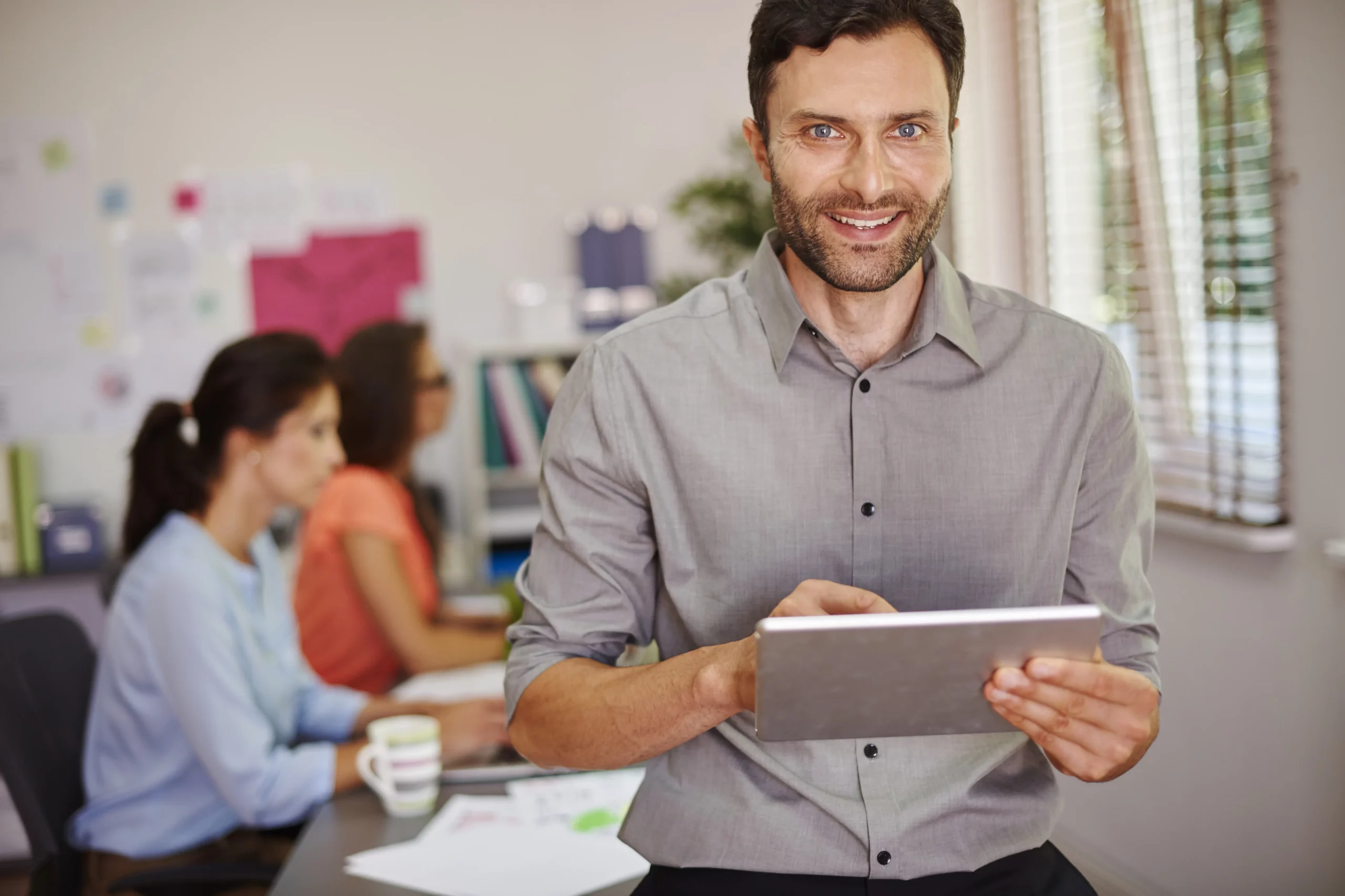 UX, SEO, data… externaliser des profils pointus (TJM 550–900 €) pour booster vos projets et rester agile. Avantages, méthode et pièges à éviter. (2025)